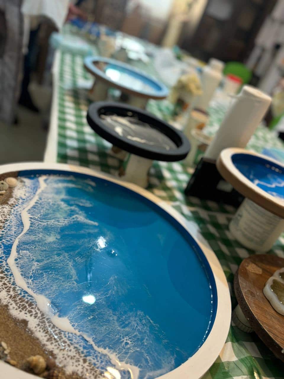 آموزش آنلاین رزین در آکادمی ویدا مهر فرصتی استثنائی برای علاقه‌مندان به هنر و خلاقیت به حساب می‌آید. با توجه به روند رو به افزایش محبوبیت هنر رزین، این آکادمی به منظور گسترش مهارت‌های هنری و ارائه تکنیک‌های نوین، دوره‌های آموزشی جامع و مفیدی را در زمینه آموزش رزین در کرج ارائه می‌دهد.

در دوره‌های آنلاین آموزشی آکادمی ویدا مهر، شما با اصول اولیه کار با رزین آشنا می‌شوید. از انتخاب مواد اولیه رزین مناسب گرفته تا تکنیک‌های رنگ‌آمیزی رزین و خلق آثار هنری منحصر به فرد، هر آنچه که برای شروع و پیشرفت در این هنر نیاز دارید، در کلاس 
 آموزش رزین آموزش داده می‌شود.